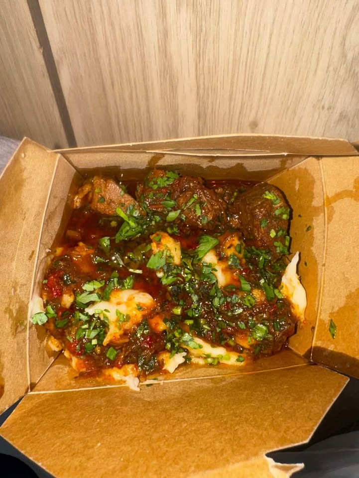 Guiso brasileño con hierbas frescas